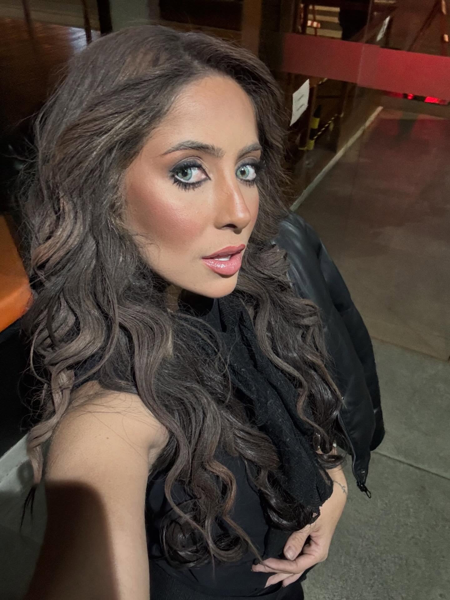 Jessy Portilla em close com maquiagem de show e olhar marcante