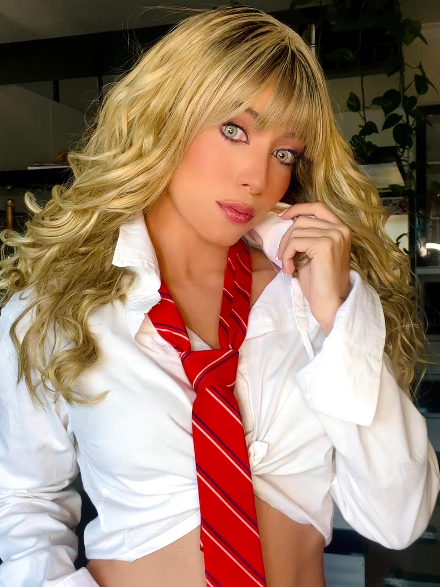 Jessy Portilla em close usando gravata vermelha, referência Mia Colucci