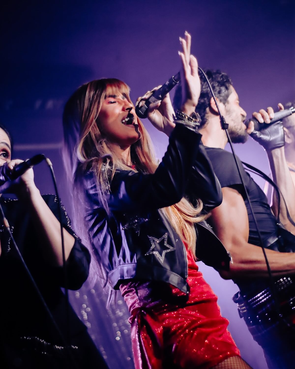 Jessy Portilla no palco, em movimento com microfone